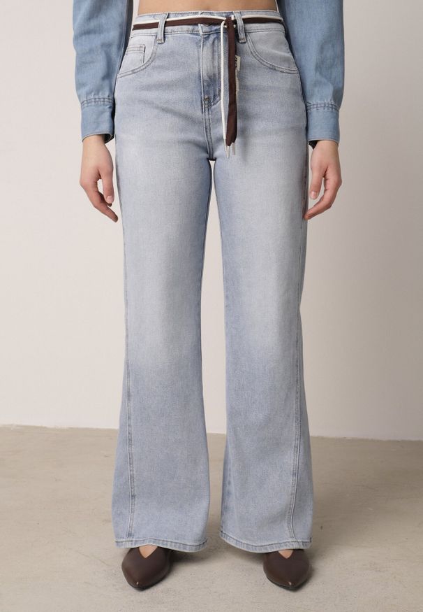 Born2be - Niebieskie Bawełniane Jeansy o Szerokim Kroju z Paskiem Typu Sznurek Arfiera. Okazja: na co dzień. Stan: podwyższony. Kolor: niebieski. Styl: casual, klasyczny