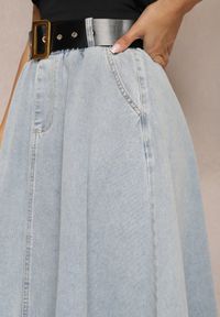 Renee - Jasnoniebieska Rozkloszowana Spódnica Jeansowa Midi z Paskiem Wendlla. Kolor: niebieski. Materiał: jeans