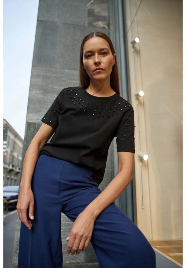 MOODO - Bluzka z koralikami czarna. Kolor: czarny. Materiał: bawełna