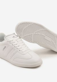Born2be - Białe Płaskie Klasyczne Buty Sportowe Sneakersy ze Sznurowaniem z Ozdobnym Noskiem i Paskami Timaela. Okazja: na co dzień. Zapięcie: pasek. Kolor: biały. Materiał: jeans, bawełna