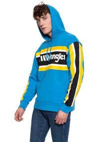 Wrangler - BLUZA WRANGLER B&Y HOODIE MEDITERRANEAN BLUE W6610HABR 112130642. Typ kołnierza: kaptur. Wzór: kolorowy #5