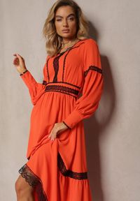 Renee - Pomarańczowa Maxi Sukienka o Rozkloszowanym Kroju z Ozdobną Koronką i Mankietami Kante. Kolor: pomarańczowy. Materiał: koronka. Wzór: koronka. Typ sukienki: rozkloszowane. Długość: maxi