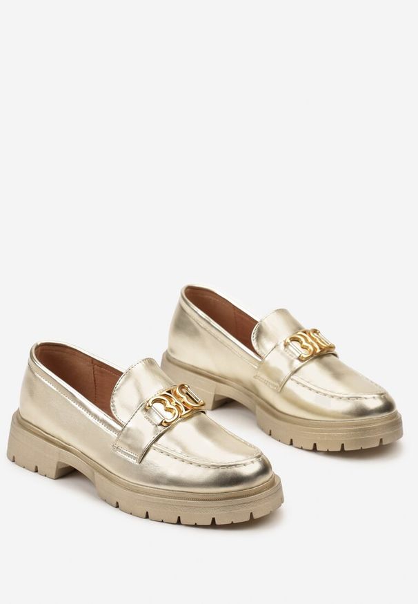 Born2be - Złote Mokasyny z Elegancką Klamerką Salves. Kolor: złoty. Styl: elegancki