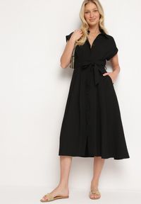 Born2be - Czarna Koszulowa Sukienka Zapinana na Guziki z Materiałowym Paskiem Moaxel. Kolor: czarny. Materiał: materiał. Długość rękawa: krótki rękaw. Typ sukienki: koszulowe. Styl: elegancki #1