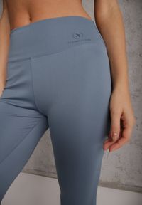 Renee - Jasnoniebieskie Legginsy Basic z Modelującą Wstawką w Pasie Liacan. Okazja: na co dzień. Kolor: niebieski. Długość: krótkie. Styl: casual #4