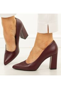 Bordowe pu czółenka damskie na słupku Sergio Leone Pb216. Okazja: na spotkanie biznesowe, na wesele, na ślub cywilny. Kolor: czerwony. Materiał: skóra. Szerokość cholewki: normalna. Sezon: jesień, wiosna. Obcas: na słupku. Styl: elegancki, biznesowy, klasyczny #1