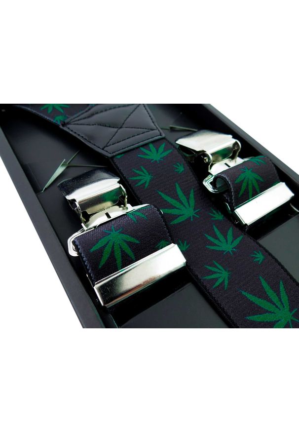 Modini - Czarne szerokie szelki męskie w liście konopii SZ109. Kolor: czarny. Materiał: skóra, guma