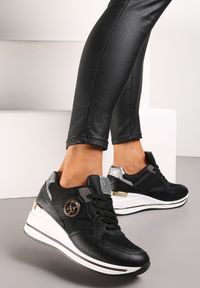 Renee - Czarne Siateczkowe Sneakersy na Koturnie z Metalicznymi Aplikacjami i Brokatem Viean. Kolor: czarny. Wzór: aplikacja. Obcas: na koturnie #3