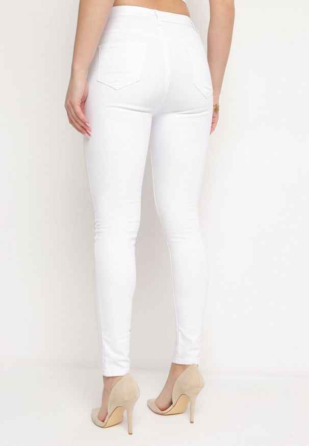 Born2be - Białe Spodnie Skinny z Dziurą i Panterkową Łatką Halitellia. Kolor: biały. Materiał: skóra. Długość: długie. Styl: elegancki