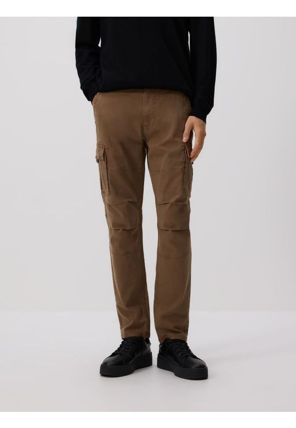 Reserved - Spodnie cargo slim fit - brązowy. Kolor: brązowy. Materiał: tkanina, bawełna