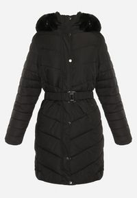 Born2be - Czarna Pikowana Kurtka z Paskiem i Kapturem z Futerkiem Talassa. Kolor: czarny. Materiał: futro #2