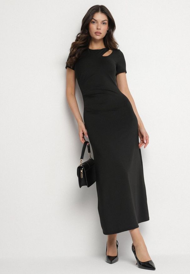 Born2be - Czarna Sukienka o Dopasowanym Fasonie z Lekkimi Marszczeniami Aporea. Okazja: na co dzień. Kolor: czarny. Długość rękawa: krótki rękaw. Sezon: wiosna, lato. Typ sukienki: dopasowane, sportowe. Styl: casual, elegancki, sportowy