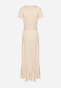 Born2be - Beżowa Sukienka z Paskiem Kopertowa Ozdobiona Falbanami Wleffia. Okazja: na spacer. Typ kołnierza: dekolt w kształcie V. Kolor: beżowy. Długość rękawa: krótki rękaw. Wzór: aplikacja. Sezon: wiosna, lato. Typ sukienki: kopertowe. Styl: elegancki #4