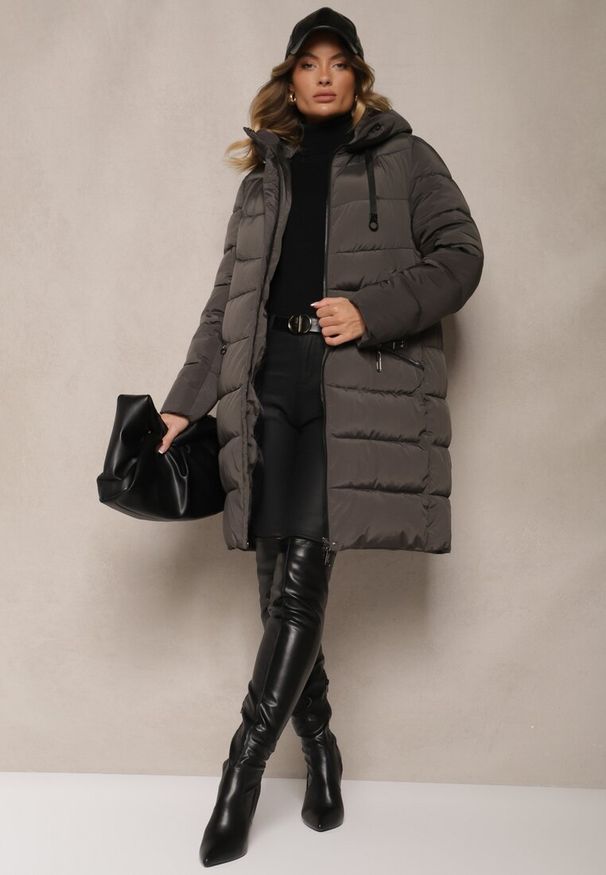 Renee - CIemnoszara Kurtka z Pikowanymi Przeszyciami Kapturem i Wysokim Kołnierzem Atinesca. Okazja: na co dzień. Kolor: szary. Materiał: jeans. Sezon: zima. Styl: casual