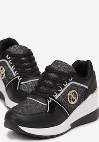 Renee - Czarne Sneakersy Sznurowane Ozdobione Brokatem na Koturnie Eminalla. Kolor: czarny. Wzór: aplikacja. Obcas: na koturnie