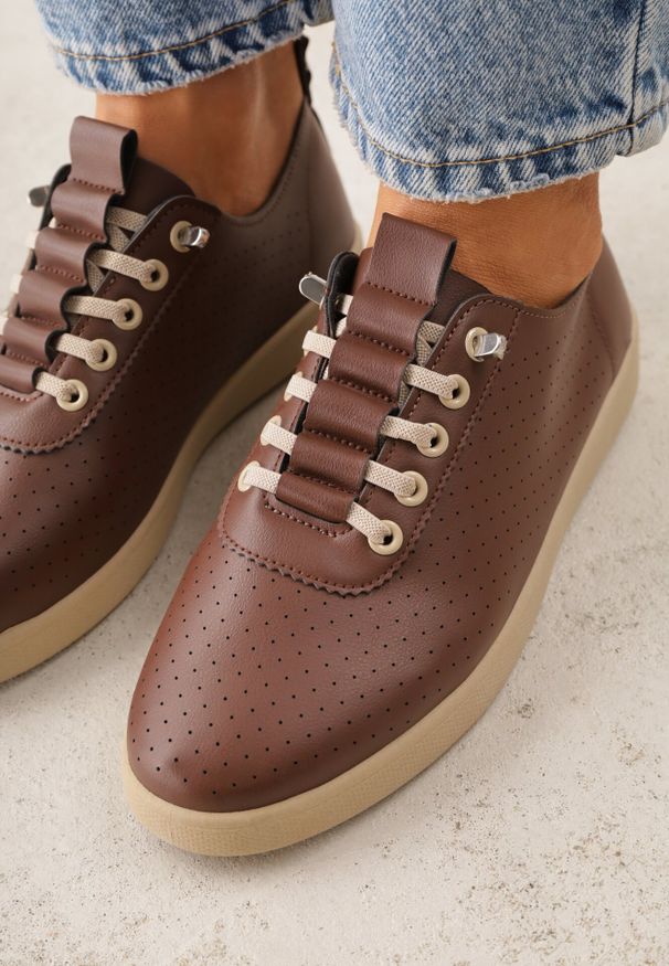 Born2be - Brązowe Wsuwane Tenisówki z Perforacją i Podeszwą z Bieżnikiem Illanya. Okazja: na co dzień. Zapięcie: bez zapięcia. Kolor: brązowy. Materiał: jeans. Szerokość cholewki: normalna. Styl: casual, klasyczny