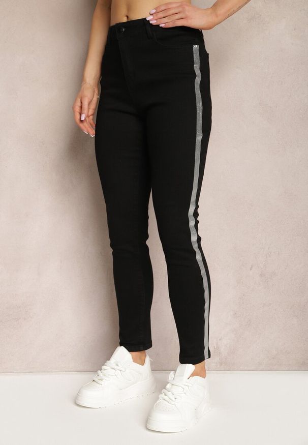 Renee - Czarne Skinny Jeansy Regular Waist z Ozdobnymi Paskami Brokatowymi Nelti. Okazja: na co dzień. Kolekcja: plus size. Kolor: czarny. Wzór: paski. Styl: klasyczny, elegancki, casual