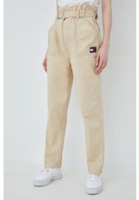 Tommy Jeans spodnie bawełniane damskie kolor beżowy proste high waist. Okazja: na co dzień. Stan: podwyższony. Kolor: beżowy. Materiał: bawełna. Styl: casual