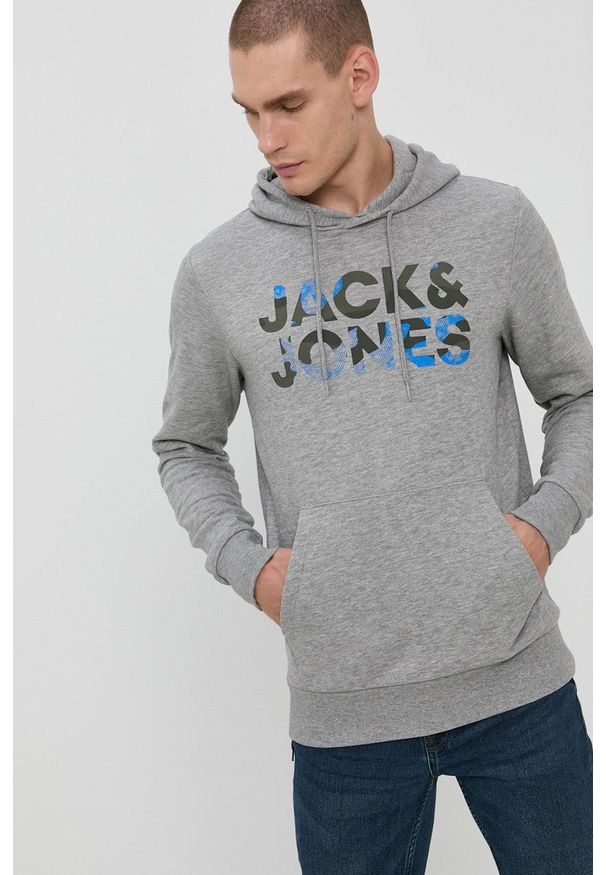 Jack & Jones Bluza męska kolor szary z kapturem z nadrukiem. Okazja: na co dzień. Typ kołnierza: kaptur. Kolor: szary. Materiał: dzianina. Wzór: nadruk. Styl: casual