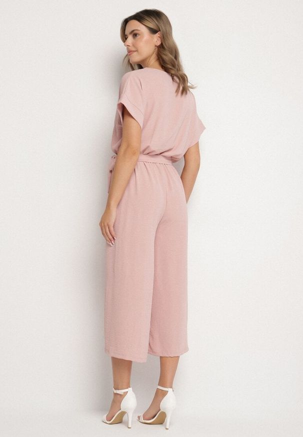 Born2be - Różowy Kombinezon o Kopertowym Kroju z Wiązanym Paskiem Tenirea. Okazja: na co dzień. Kolor: różowy. Długość rękawa: krótki rękaw. Długość: krótkie. Styl: casual, elegancki