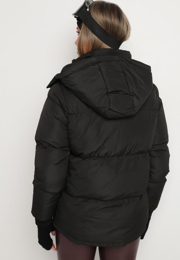 Born2be - Czarna Pudełkowa Kurtka Pikowana z Kapturem Anena. Okazja: na co dzień. Typ kołnierza: kaptur. Kolor: czarny. Materiał: jeans. Styl: casual, elegancki, klasyczny