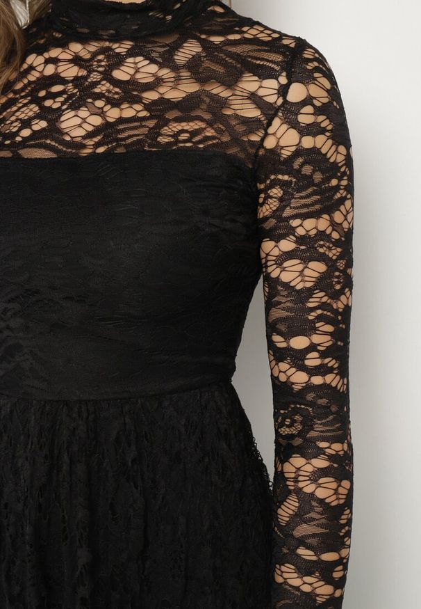 Born2be - Czarna Rozkloszowana Sukienka z Koronki ze Stójką i Gumką w Talii Delaviae. Okazja: na imprezę, na co dzień. Typ kołnierza: kołnierzyk stójkowy. Kolor: czarny. Materiał: koronka. Wzór: koronka. Styl: casual, elegancki