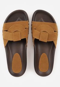Born2be - Brązowe Klapki z Przeplatanymi Paskami i Nitami przy Podeszwie Marivyn. Okazja: na co dzień, na randkę. Kolor: brązowy. Materiał: len. Sezon: lato. Styl: casual, elegancki #5
