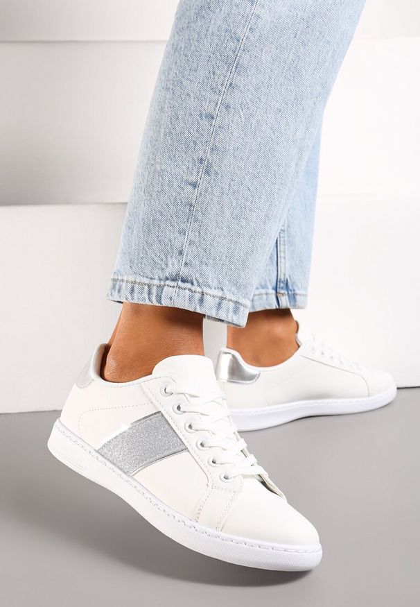Born2be - Biało-Srebrne Sneakersy z Brokatowym Paskiem na Bogu Calapsa. Nosek buta: okrągły. Zapięcie: pasek. Kolor: biały. Materiał: materiał. Obcas: na obcasie. Wysokość obcasa: niski