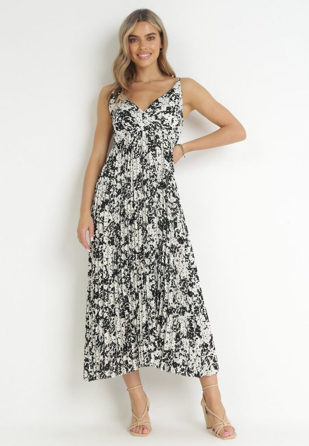 Born2be - Czarna Plisowana Sukienka Maxi z Kopertowym Dekoltem i Gumką w Pasie Ekeze. Kolor: czarny. Długość rękawa: na ramiączkach. Typ sukienki: kopertowe. Długość: maxi