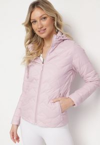 Born2be - Jasnoróżowa Kurtka z Odpinanym Kapturem Pikowana Ariobia. Kolor: różowy #1