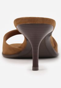 Renee - Ciemnobeżowe Eleganckie Klapki VICES na Niskiej Szpilce z Imitacji Zamszu Hartar. Kolor: beżowy. Materiał: zamsz. Obcas: na obcasie. Styl: elegancki. Wysokość obcasa: średni #9