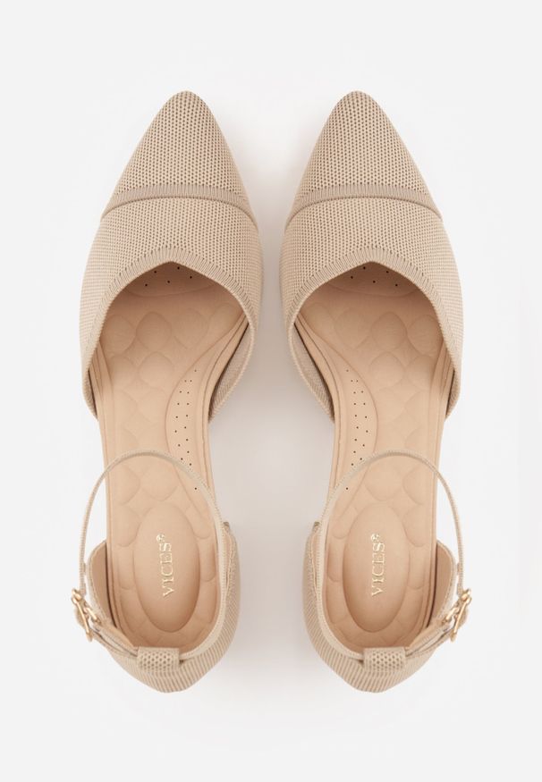 Renee - Ciemnobeżowe Czółenka ze Sportowej Tkaniny VICES na Słupku z Paskiem przy Kostce Loraira. Zapięcie: pasek. Kolor: beżowy. Materiał: tkanina. Obcas: na słupku. Styl: sportowy