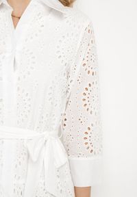 Born2be - Biała Bawełniana Sukienka Ażurowa o Koszulowym Kroju Elowetia. Okazja: na imprezę. Kolor: biały. Materiał: bawełna. Długość rękawa: długi rękaw. Wzór: ażurowy. Typ sukienki: koszulowe. Styl: boho, elegancki #2