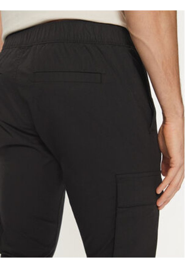 Calvin Klein Jeans Joggery J30J327614 Czarny Skinny Fit. Kolor: czarny. Materiał: bawełna