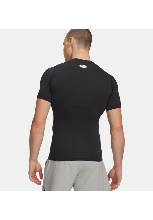 Koszulka męska treningowa czarna Under Armour Heat Gear. Kolor: czarny. Materiał: materiał. Sezon: lato. Sport: fitness