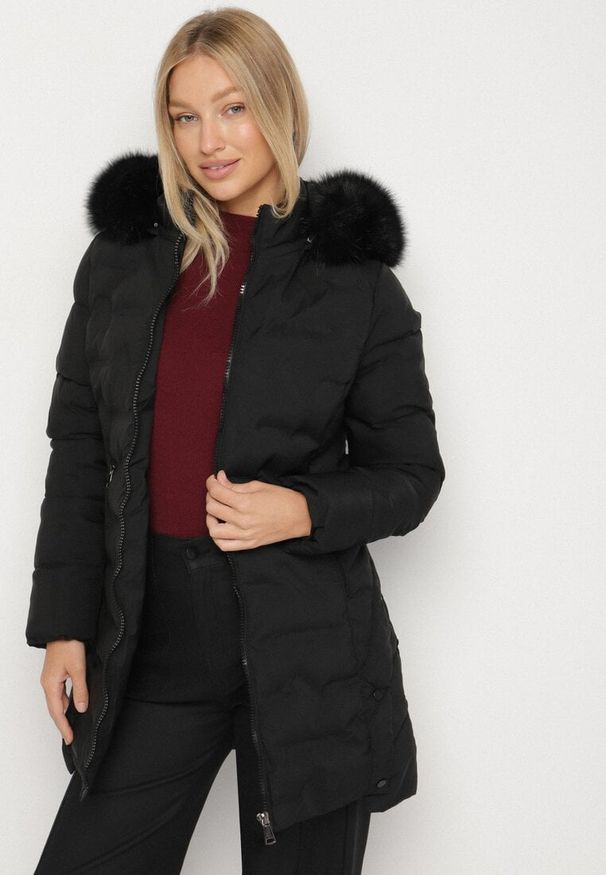 Born2be - Czarna Zimowa Kurtka Pikowana z Kapturem z Futrem i Napami po Bokach Zenilda. Typ kołnierza: kaptur. Kolor: czarny. Materiał: futro. Sezon: zima