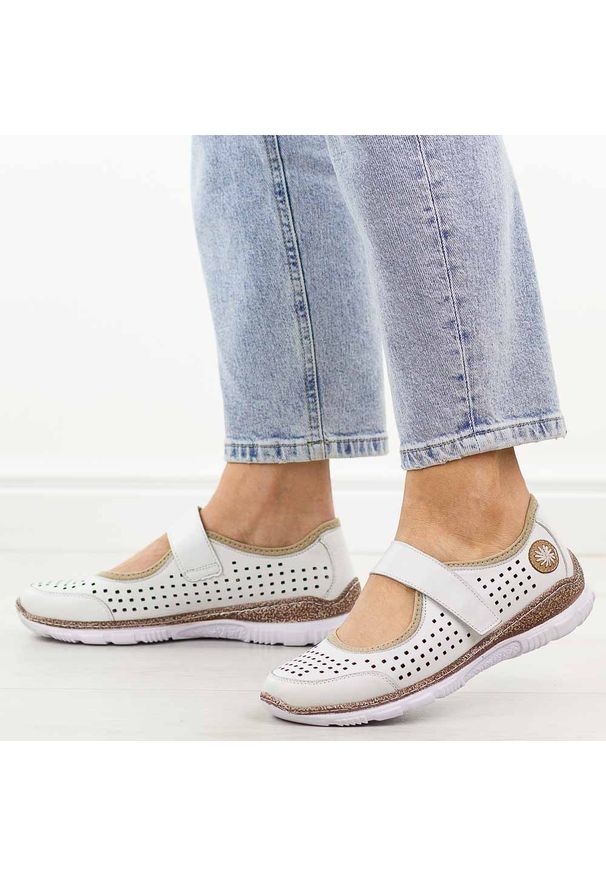 Białe skórzane półbuty damskie T.Sokolski 2922. Okazja: na co dzień. Nosek buta: okrągły. Zapięcie: rzepy. Kolor: biały. Materiał: skóra. Szerokość cholewki: normalna. Sezon: wiosna, jesień, lato. Styl: casual, elegancki, klasyczny