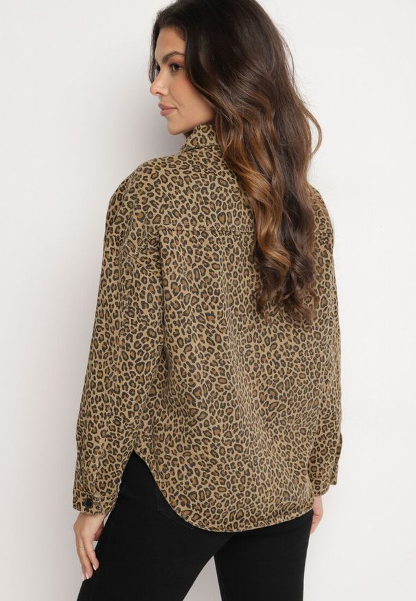 Born2be - Brązowa Kurtka Jeansowa w Drobne Cętki o Koszulowym Kroju Cesisia. Okazja: na co dzień, do pracy. Kolor: brązowy. Materiał: jeans. Długość rękawa: długi rękaw. Długość: długie. Styl: casual, elegancki, klasyczny