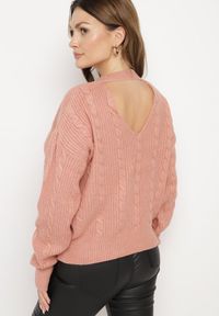 Born2be - Jasnoróżowy Sweter Krótki z Wycięciem na Plecach Torine. Okazja: na co dzień. Kolor: różowy. Materiał: jeans. Długość: krótkie. Styl: klasyczny, elegancki, casual