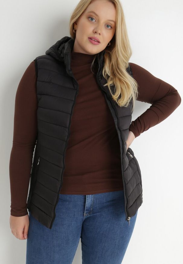Born2be - Czarna Kamizelka Pikowana z Kapturem Kari. Okazja: na co dzień. Typ kołnierza: kaptur. Kolekcja: plus size. Kolor: czarny. Długość: długie. Wzór: gładki. Materiał: tkanina, sztruks. Długość rękawa: długi rękaw. Styl: casual