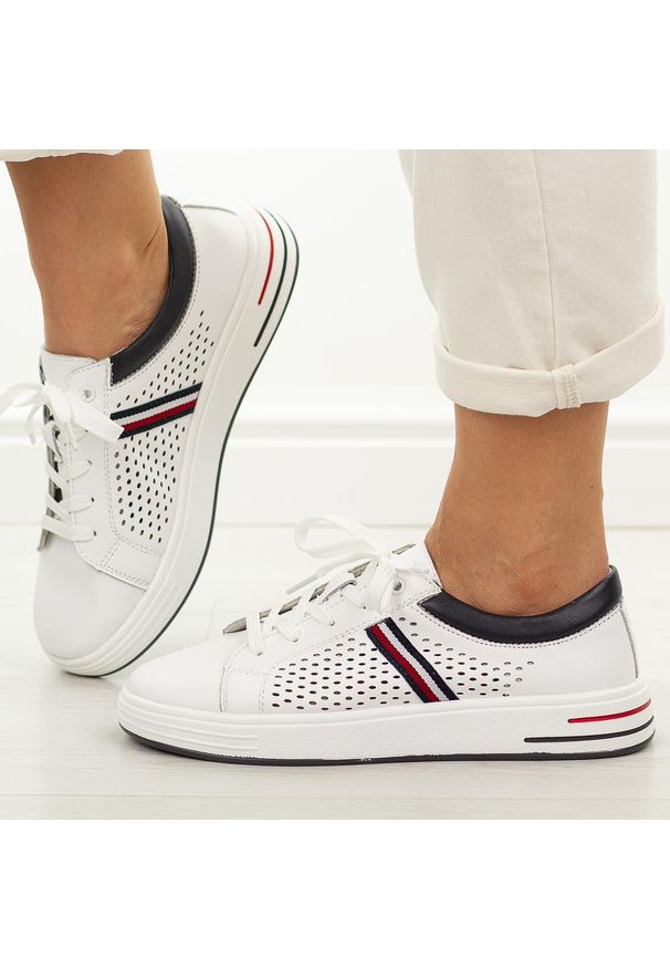 Białe skórzane półbuty damskie Jezzi 18-25. Okazja: na co dzień. Zapięcie: sznurówki. Kolor: biały. Materiał: skóra. Szerokość cholewki: normalna. Wzór: ażurowy. Sezon: wiosna, lato, jesień. Styl: casual, klasyczny, elegancki