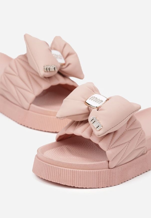 Born2be - Różowe Klapki na Grubej Podeszwie Zdobione Aplikacją z Kokardą Ulosiwena. Okazja: na plażę. Kolor: różowy. Materiał: jeans. Wzór: aplikacja. Sezon: lato. Styl: elegancki, klasyczny