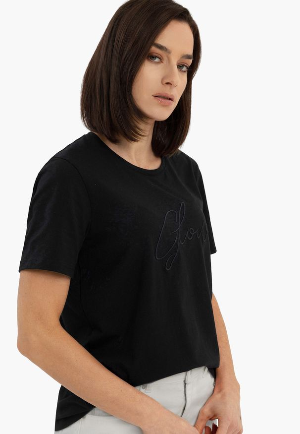 Volcano - Koszulka z napisem T-RIS. Okazja: na co dzień. Kolor: czarny. Materiał: bawełna, jeans, materiał. Długość rękawa: krótki rękaw. Długość: krótkie. Wzór: napisy. Styl: casual, klasyczny, sportowy