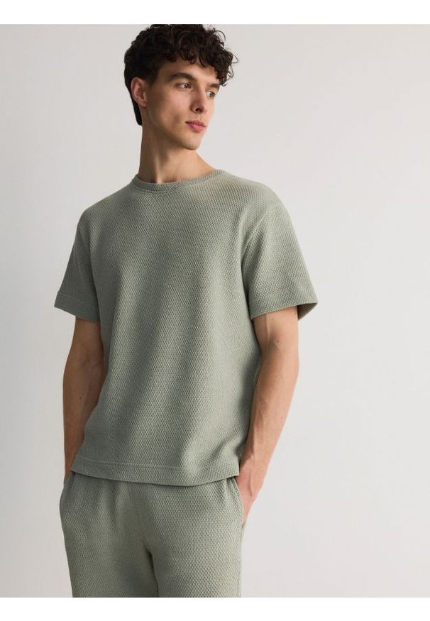 Reserved - T-shirt comfort fit - oliwkowy. Kolor: oliwkowy. Materiał: dzianina