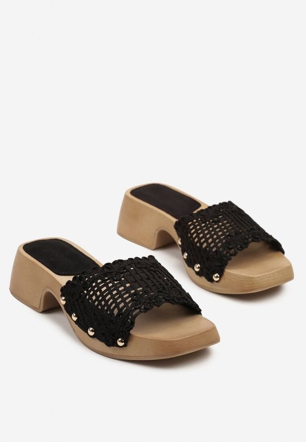 Renee - Czarne Klapki w Stylu Chodaków z Szydełkowym Paskiem Dilanne. Okazja: na co dzień. Kolor: czarny. Wzór: aplikacja. Sezon: lato. Obcas: na obcasie. Styl: elegancki, casual. Wysokość obcasa: średni