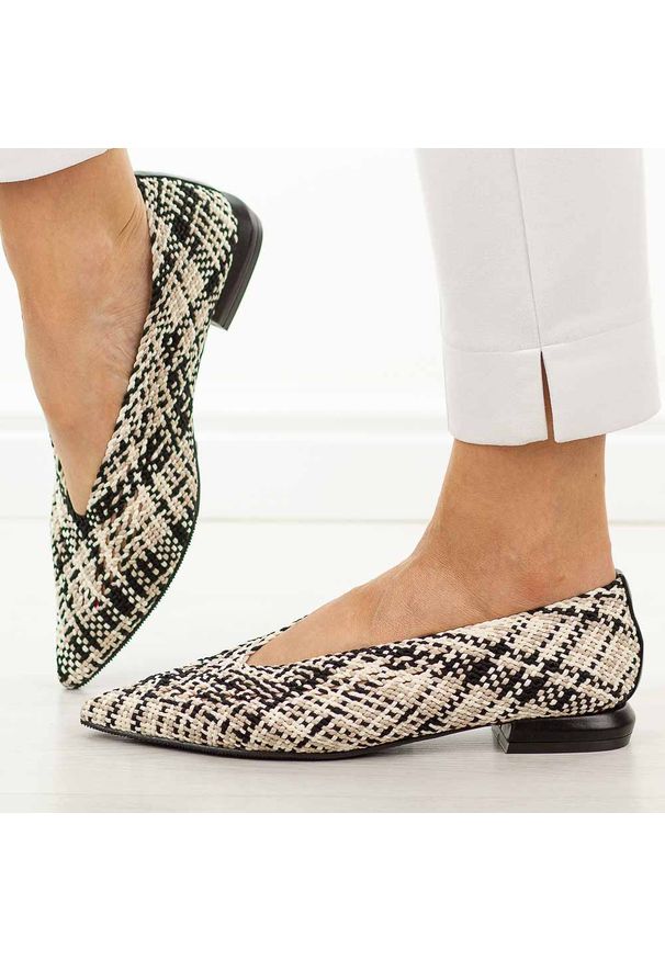 Czarne przewiewne półbuty damskie T.Sokolski 135. Okazja: na co dzień, do pracy. Kolor: czarny. Materiał: tkanina. Sezon: wiosna, lato. Obcas: na obcasie. Styl: casual, elegancki. Wysokość obcasa: niski