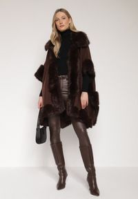 Born2be - Brązowe Ponczo z Wełną i Wiskozą Ozdobione Futerkiem Delatta. Okazja: na co dzień. Kolor: brązowy. Materiał: wełna, wiskoza, futro. Wzór: aplikacja. Styl: casual, elegancki #4