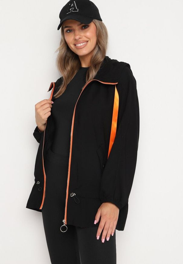 Born2be - Czarna Kurtka Jednorzędowa z Bawełną Kapturem i Wstążką Zakończona Ściągaczem Martinis. Okazja: na co dzień. Kolor: czarny. Materiał: bawełna. Wzór: aplikacja. Styl: elegancki, casual, klasyczny