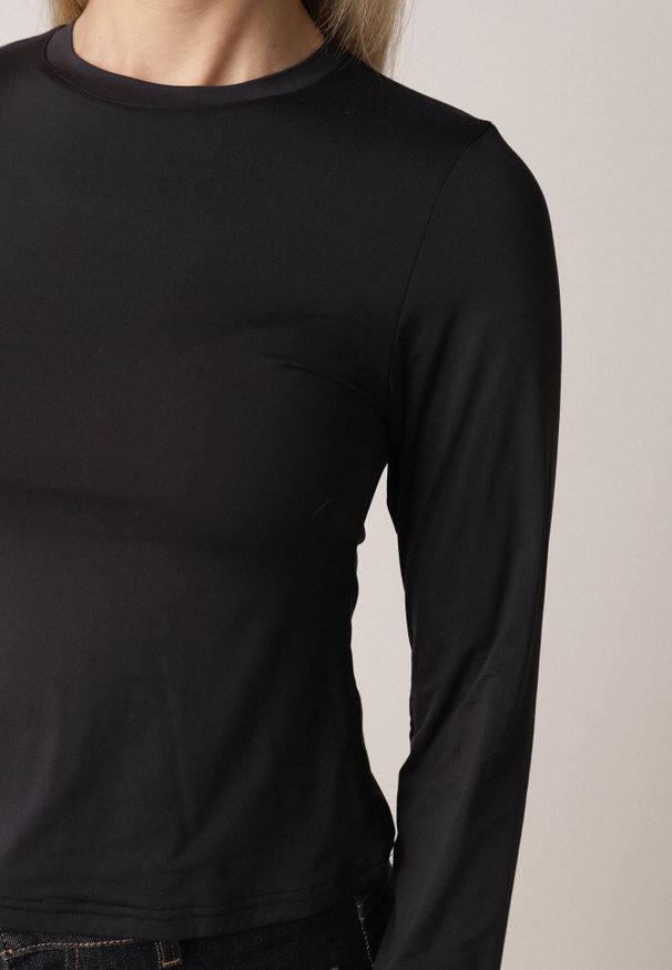 Born2be - Czarna Gładka Bluzka z Długim Rękawem z Bawełną Moaneta. Okazja: na co dzień. Kolor: czarny. Materiał: bawełna. Długość rękawa: długi rękaw. Długość: długie. Wzór: gładki. Styl: casual, elegancki, klasyczny