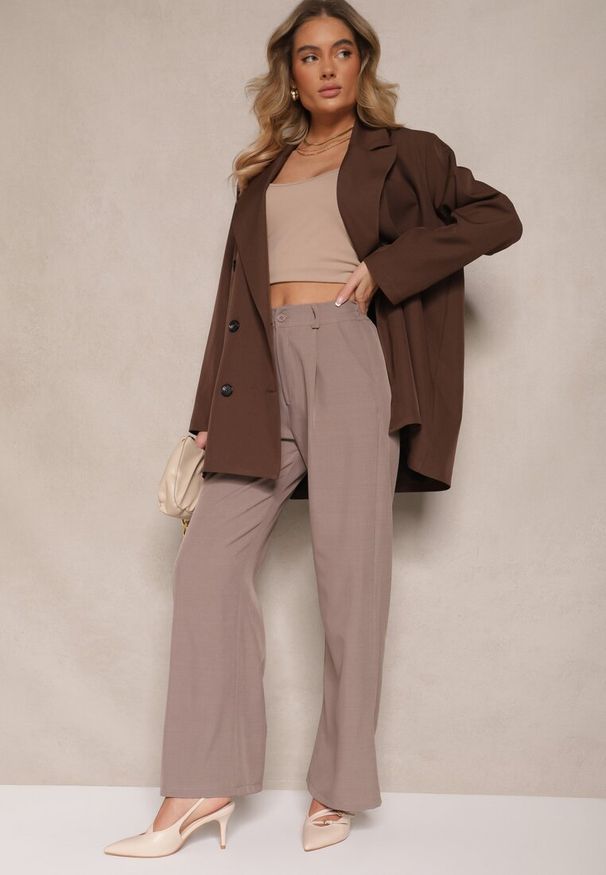 Renee - Brązowa Marynarka Dwurzędowa o Przedłużonym Fasonie Pilinne. Okazja: na spotkanie biznesowe, do pracy, na co dzień. Kolor: brązowy. Materiał: jeans. Styl: elegancki, biznesowy, casual